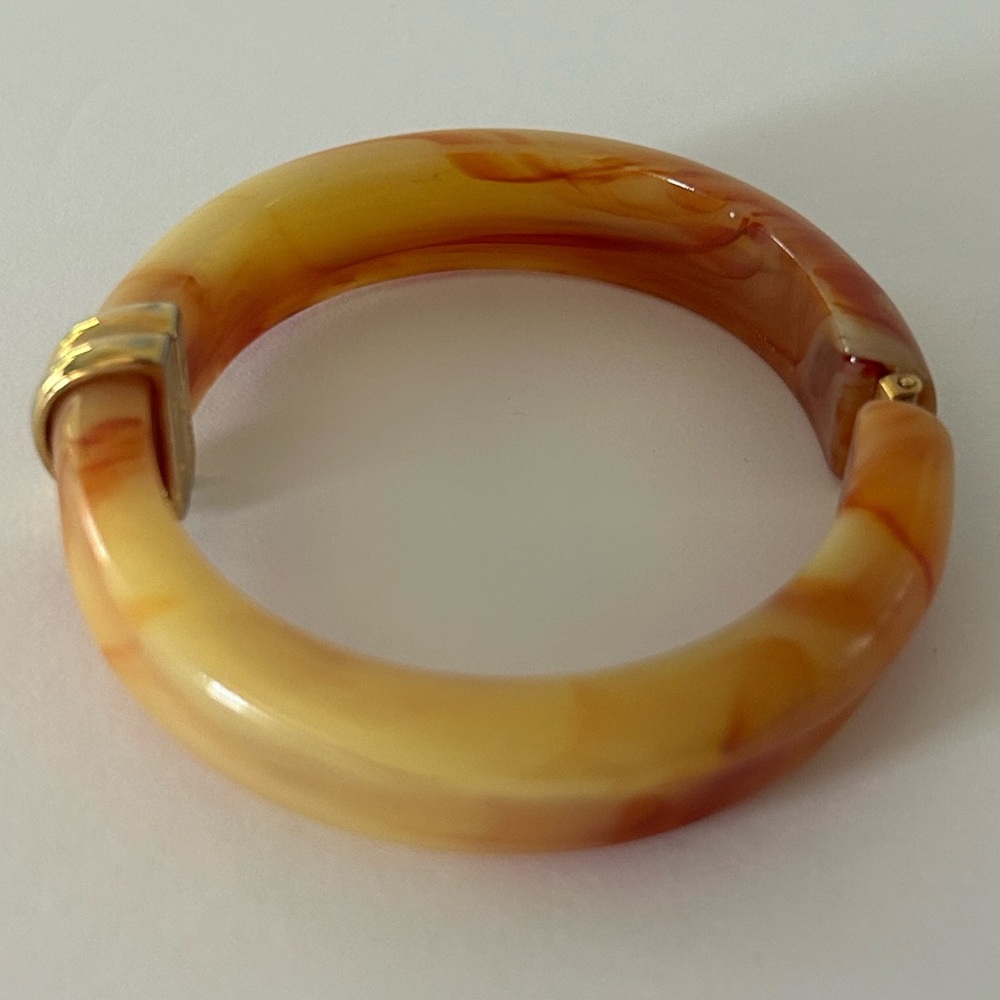 Avon (1981) Vintage Peach/Amber Marbled Bangle Hinged Cuff Bracelet - Picture 3 of 13